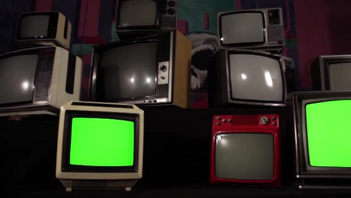 复古电视墙上有三台绿色屏幕的旧电视机。多莉开枪了。4k分辨率。