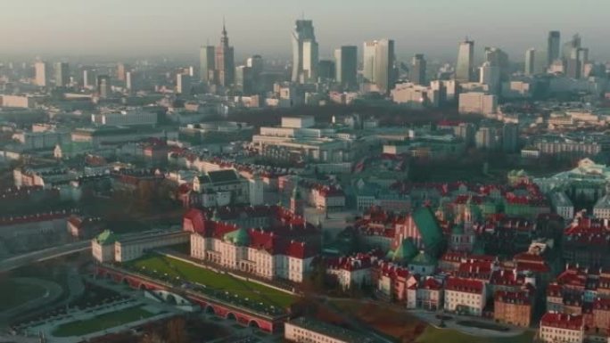 美丽的空中背景华沙的城市景观，现代的市中心天际线和历史悠久的老城区在日出的天空下。