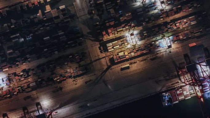 夜间集装箱运输繁忙工业港口的T/L无人机视图
