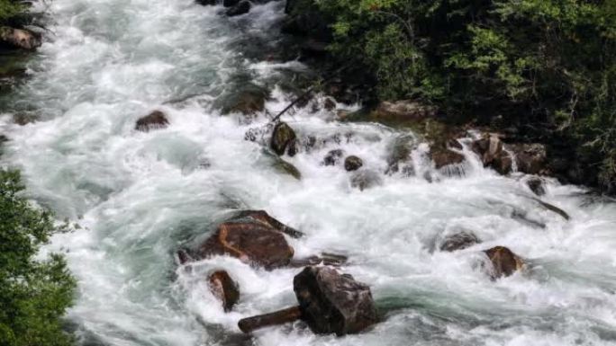 一股洪流冲过群山山谷水流奔流的河水奔腾