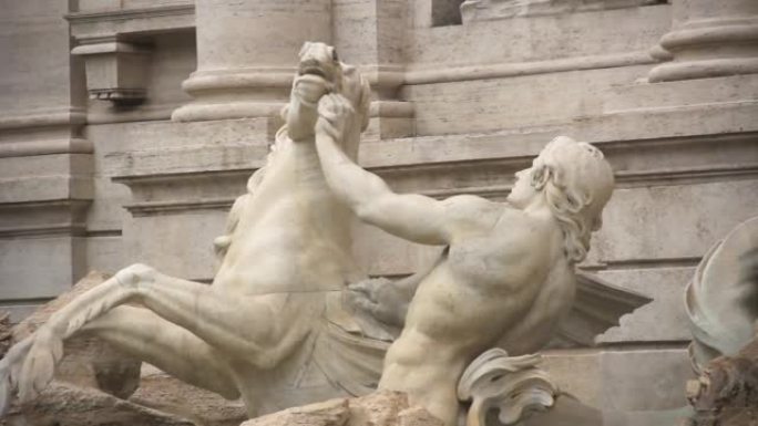 欧洲意大利拉齐奥地区罗马的特莱维喷泉上的特里顿和有翼的马。