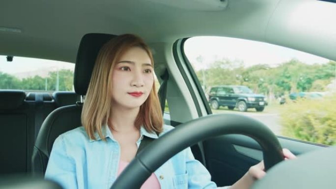 亚洲妇女驾驶汽车