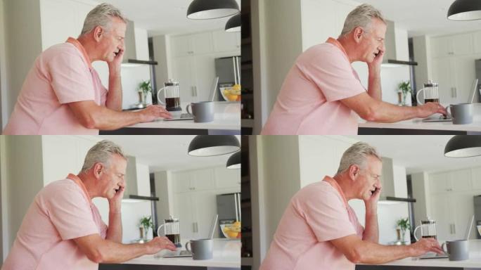 高加索老人坐在厨房里喝咖啡并打电话的动画
