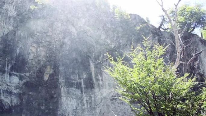 微小的水滴在山岩上，飞溅的水，从阿根廷巴塔哥尼亚圣克鲁斯省El Chalten的Chorrillo 
