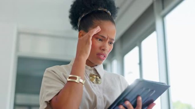 压力，头痛和黑人妇女在办公室的商务平板电脑上404技术故障。担心的工人，倦怠和数字错误，焦虑，税收和