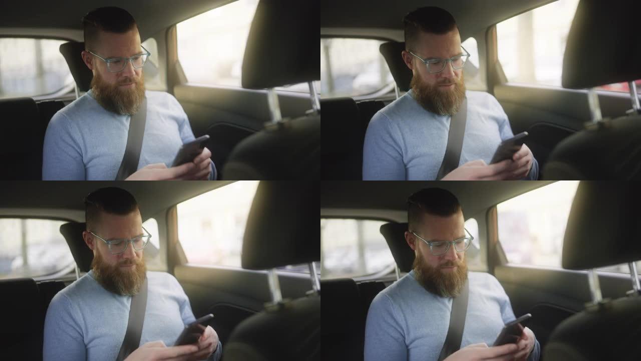 男子在车里用手机发短信