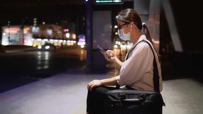 亚洲妇女使用移动应用程序在晚上叫出租车