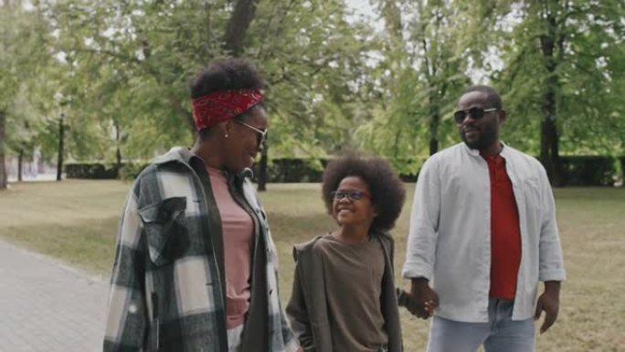 非裔美国人家庭在公园里享受夏季散步