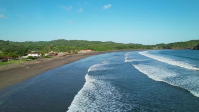 空中: 飞越热带沙滩和Playa Venao的海浪