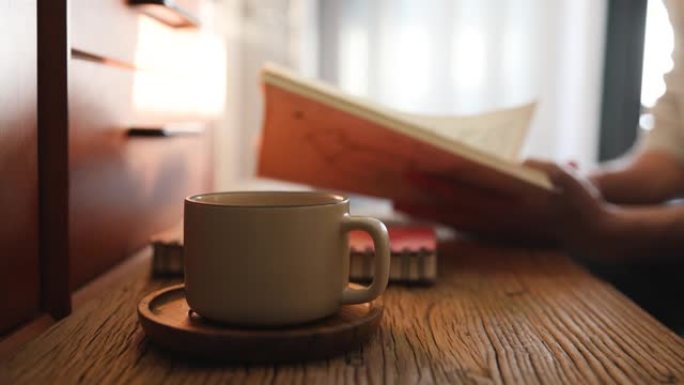 日落时喝杯咖啡看书