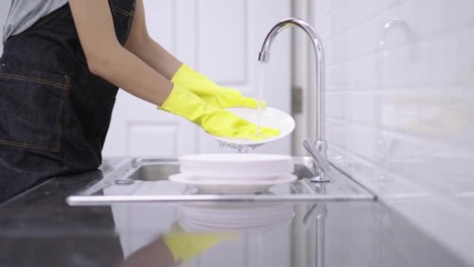 女人的手在家里的厨房里洗白菜