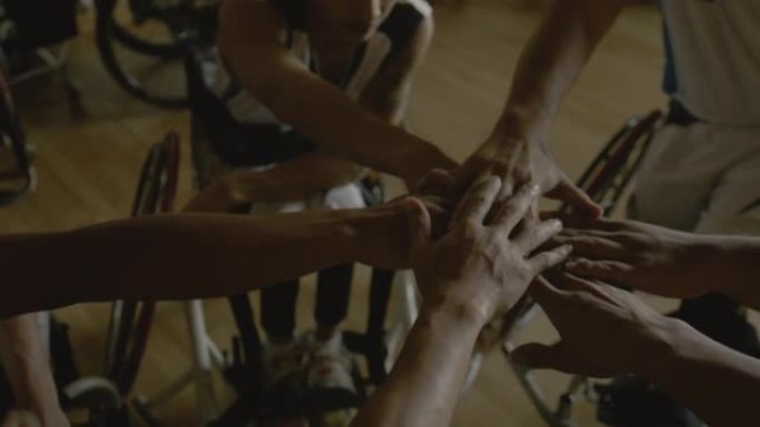 轮椅篮球运动员紧握双手