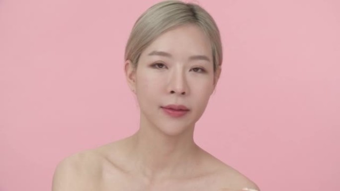 亚洲女人脸上涂粉饼的肖像。