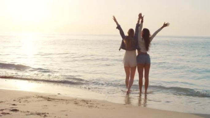 在意大利度假期间，两名无法识别的妇女在日落时在海滩上结为纽带的4k视频片段