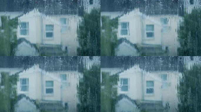 雨水从窗户向下流下，背景是房屋