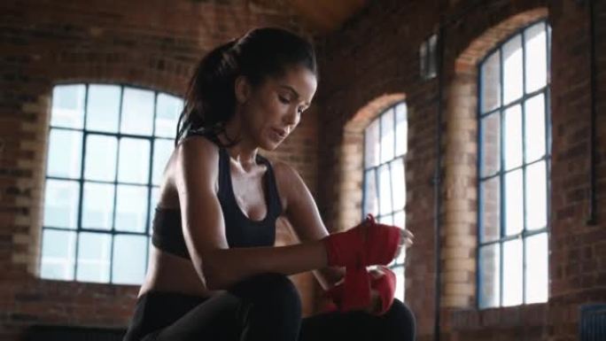 一名年轻女子在健身房锻炼休息的4k视频片段