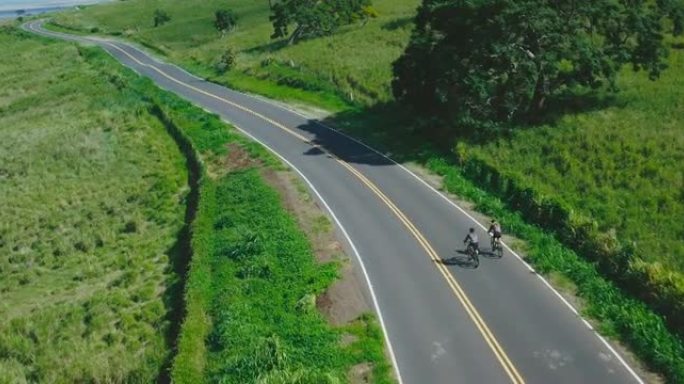 骑自行车者道路自行车的鸟瞰图