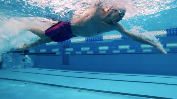 游泳者在水下使用蛙泳技术
