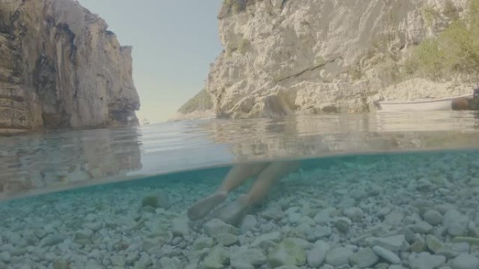 女士年轻女子在克罗地亚亚得里亚海的岩石海洋中放松