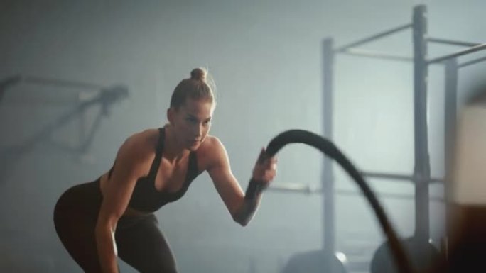 锻炼，健身和战斗绳索与运动女子在健身房用重型设备训练锻炼。健康，健康和有氧运动，强壮的女运动员在运动