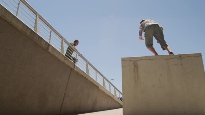 白人男子练习跑酷