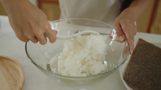 日本女厨师为寿司准备米饭