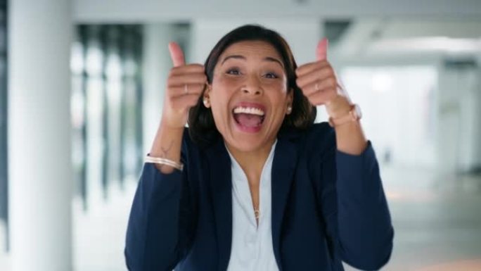 女商人，竖起大拇指，对成功，出色的工作或在办公室的交易微笑。快乐的公司女性以积极的手或手指姿态表现出