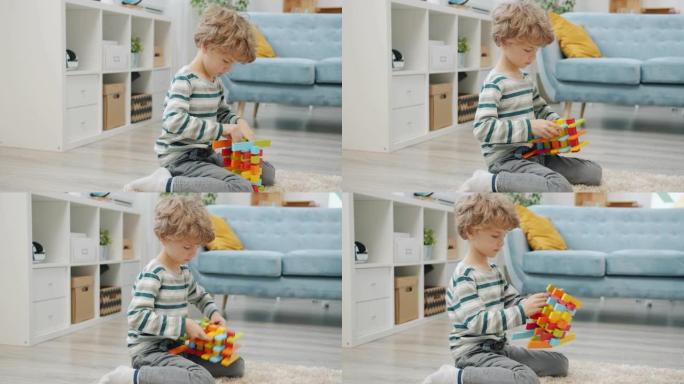 快乐孩子在家玩益智玩具的肖像集中在游戏上