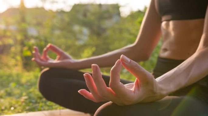身体意识强的女人保持健康，在后院户外练习冥想