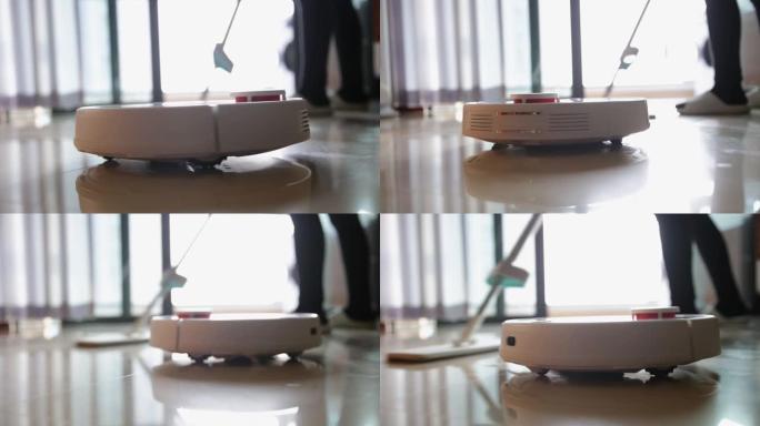 机器人吸尘器帮助妇女清洁地板