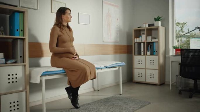年轻女性病人访问一个现代家庭保健诊所。孕妇在妇产科医生的医院办公室等待她的医学检查结果。等待医生。