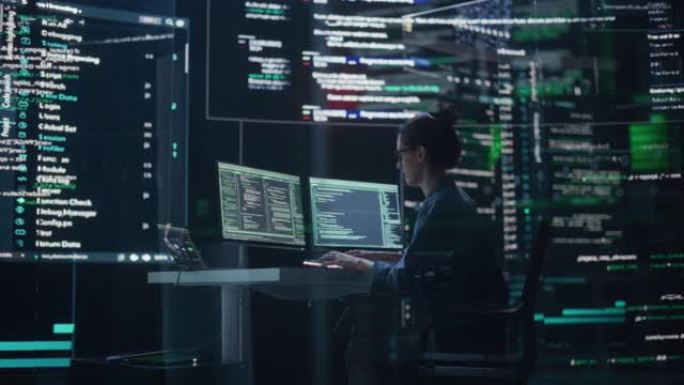在监控控制室工作的女程序员的多莉镜头，周围是大屏幕，显示编程语言代码行。女人创建软件和编码的肖像