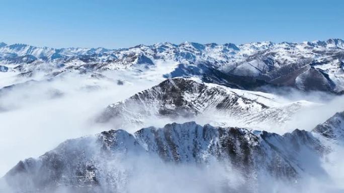 四川金山的雪山山脉令人惊叹的空中冬季景观，蓝天下有云雾