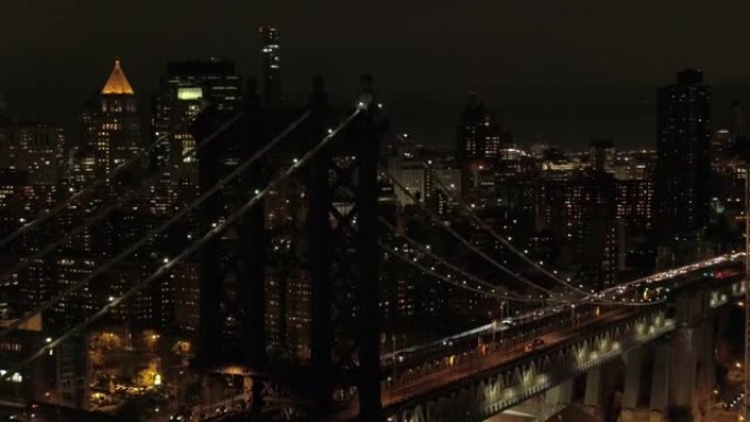 空中: 半夜曼哈顿大桥的壮观无人机景观。