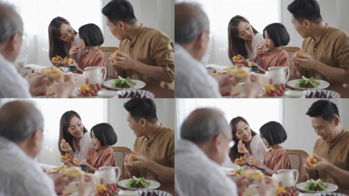 幸福的家庭享受假期在家中的午餐时间吃饭