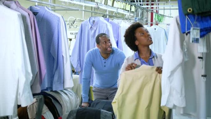 在干洗店工作的非裔美国人夫妇