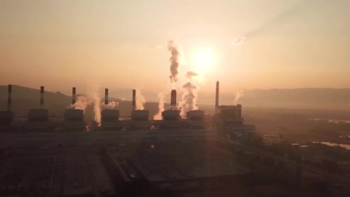 工业工厂向空气中排放温室气体。