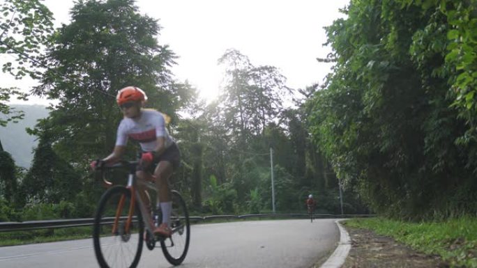 专业自行车手早上在乌卢兰加特农村地区骑公路旅行，两名铁人三项运动员骑手
