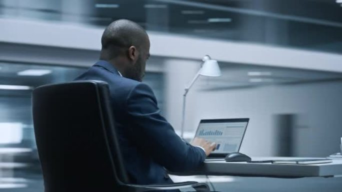 360度延时办公室: 富有成效的黑人商人坐在办公桌前在电脑上工作。穿着西装与投资合作的非裔美国企业家