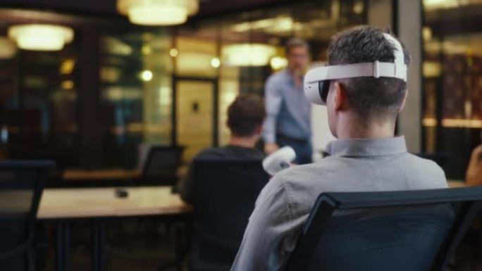 现代办公室虚拟现实耳机中的男人