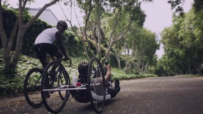 两个帅哥一起骑车穿越树林的4k录像