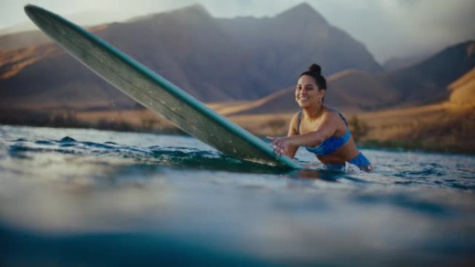 日落时冲浪冲浪女性