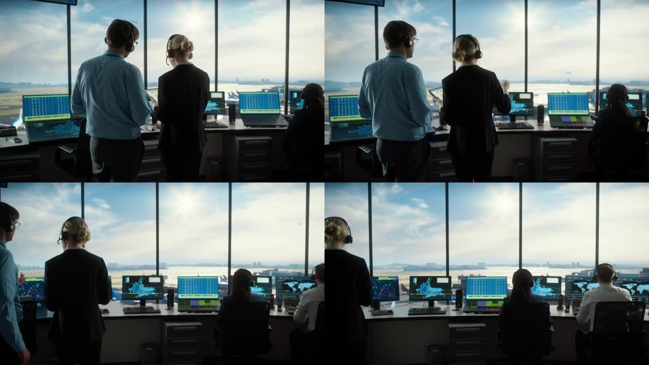 带着耳机的男女空中交通管制员在机场塔台交谈。办公室里满是台式电脑显示屏，配有导航屏幕，飞机飞行雷达数