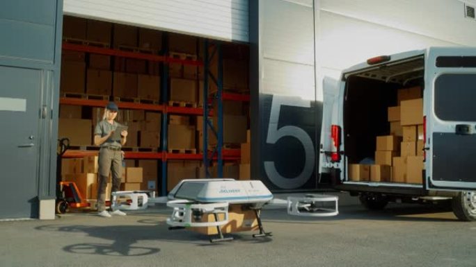 存储设施女工使用平板电脑发送带有包裹的自动飞行送货无人机。未来的包裹无人机从仓库起飞到客户等待包裹