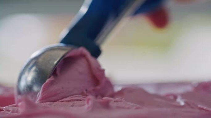极端特写冰淇淋供应商用冰淇淋勺卷草莓冰淇淋勺