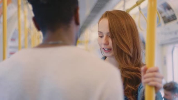 年轻的vlogger或社交影响者夫妇在地铁上穿越城市以获取社交媒体