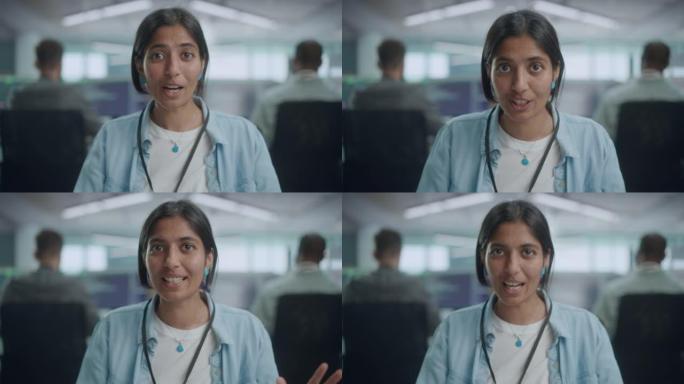 在线视频电话会议: 美丽微笑的印度女人说话的肖像。令人惊讶的真实女孩，IT客户支持专家，商业企业家与