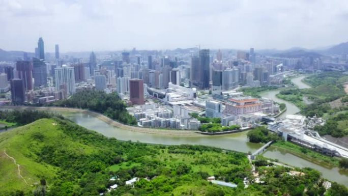 香港与中国深圳天际线之间的带有鱼塘的乡村绿地景观