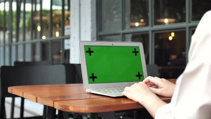 使用笔记本电脑绿屏的女人