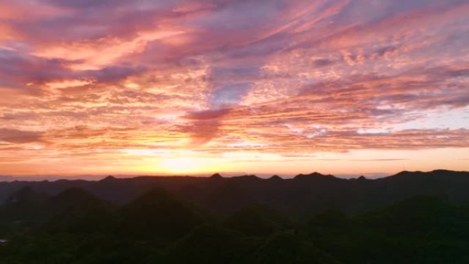 鸟瞰山日落与美丽的彩色云